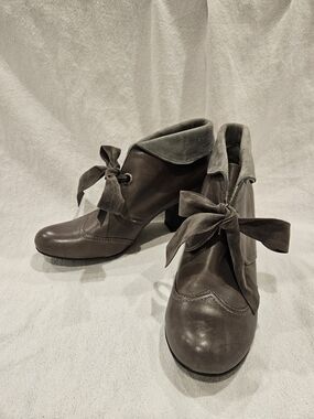 Hush Puppies Lonna Bow Cuffed Gray Leather Heel Ankle Boots Sz 9 Steampunk